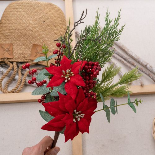 Vianočná ruža s bobuľami a listami, výška 42 cm – Červená